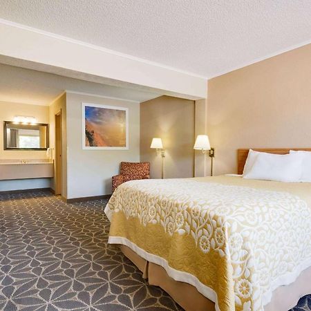 Days Inn By Wyndham Fairmont Extérieur photo